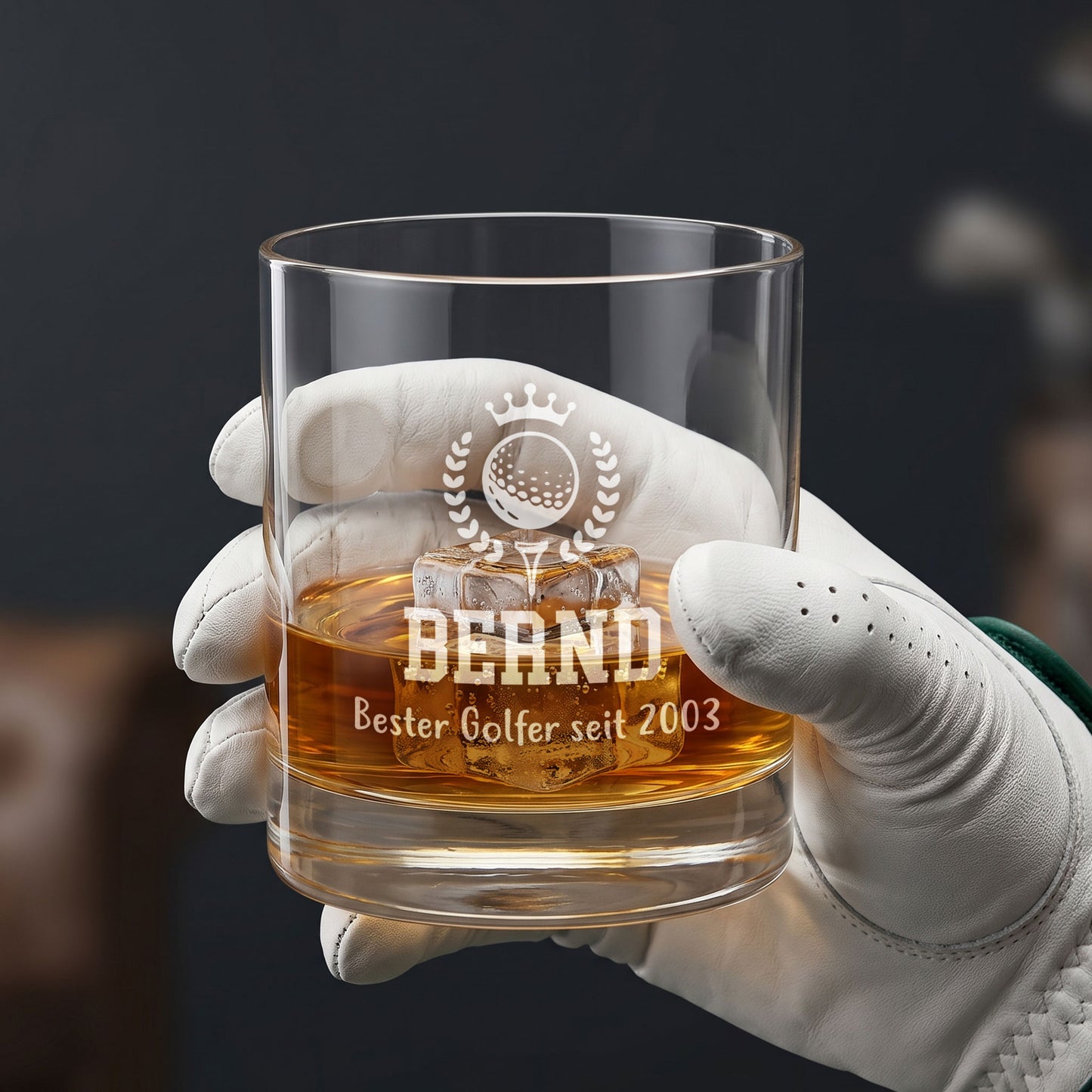 Whiskeyglas mit Golfgravur Bernd Bester Golfer seit 2003 in Hand mit Golfhandschuh