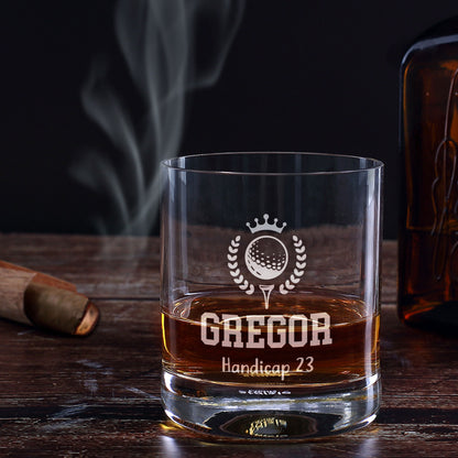 Personalisiertes Whiskeyglas mit Golfgravur, Name Gregor und Wunschtext Handicap 23 auf dunklem Holztisch