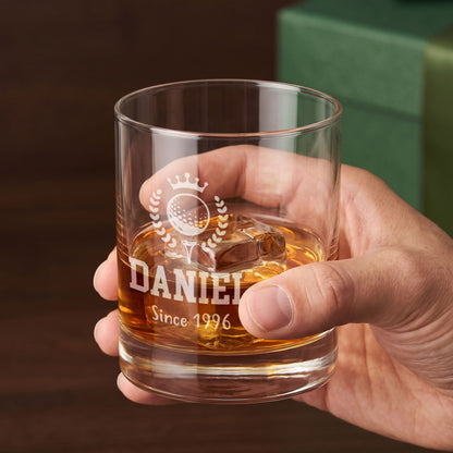 Whiskeyglas mit personalisierter Golfgravur Daniel und Wunschtext Since 1996 in der Hand gehalten