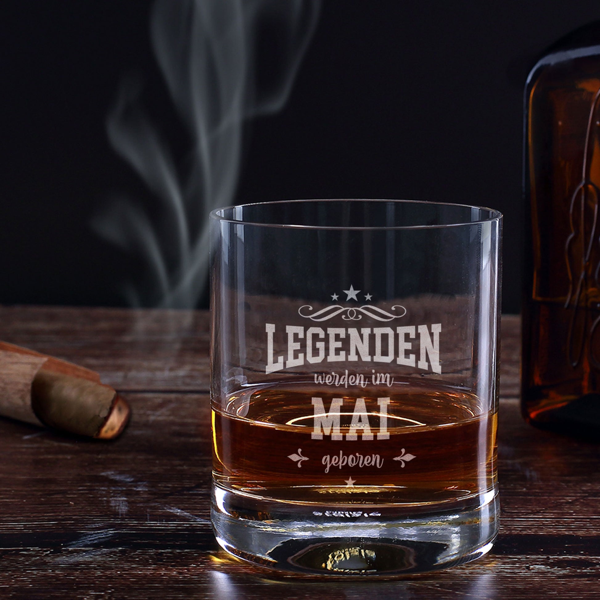 Whiskyglas mit Gravur Legenden werden im Mai geboren auf Holztisch mit Zigarre