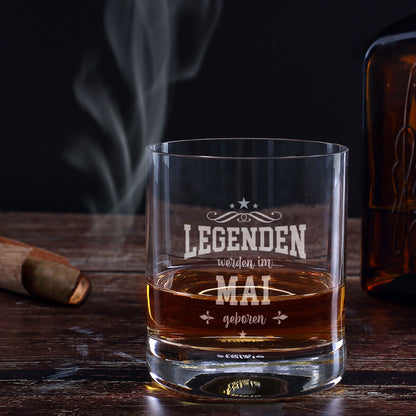 Whiskyglas mit Gravur Legenden werden im Mai geboren auf Holztisch mit Zigarre