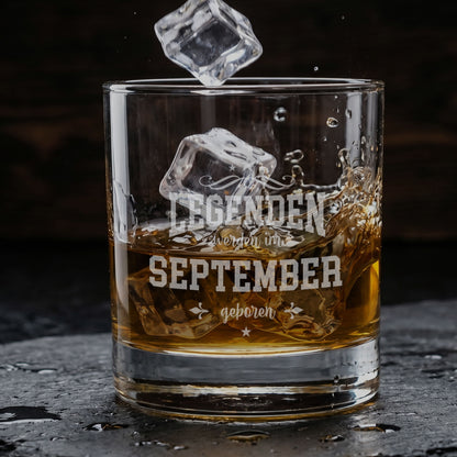 Personalisiertes Whiskeyglas mit Gravur Legenden werden im September geboren und Eiswürfeln im Glas