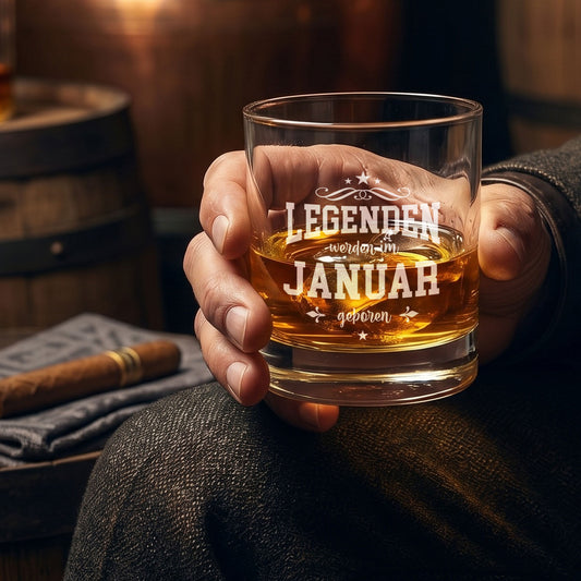 Hand hält Whiskyglas mit Gravur Legenden werden im Januar geboren