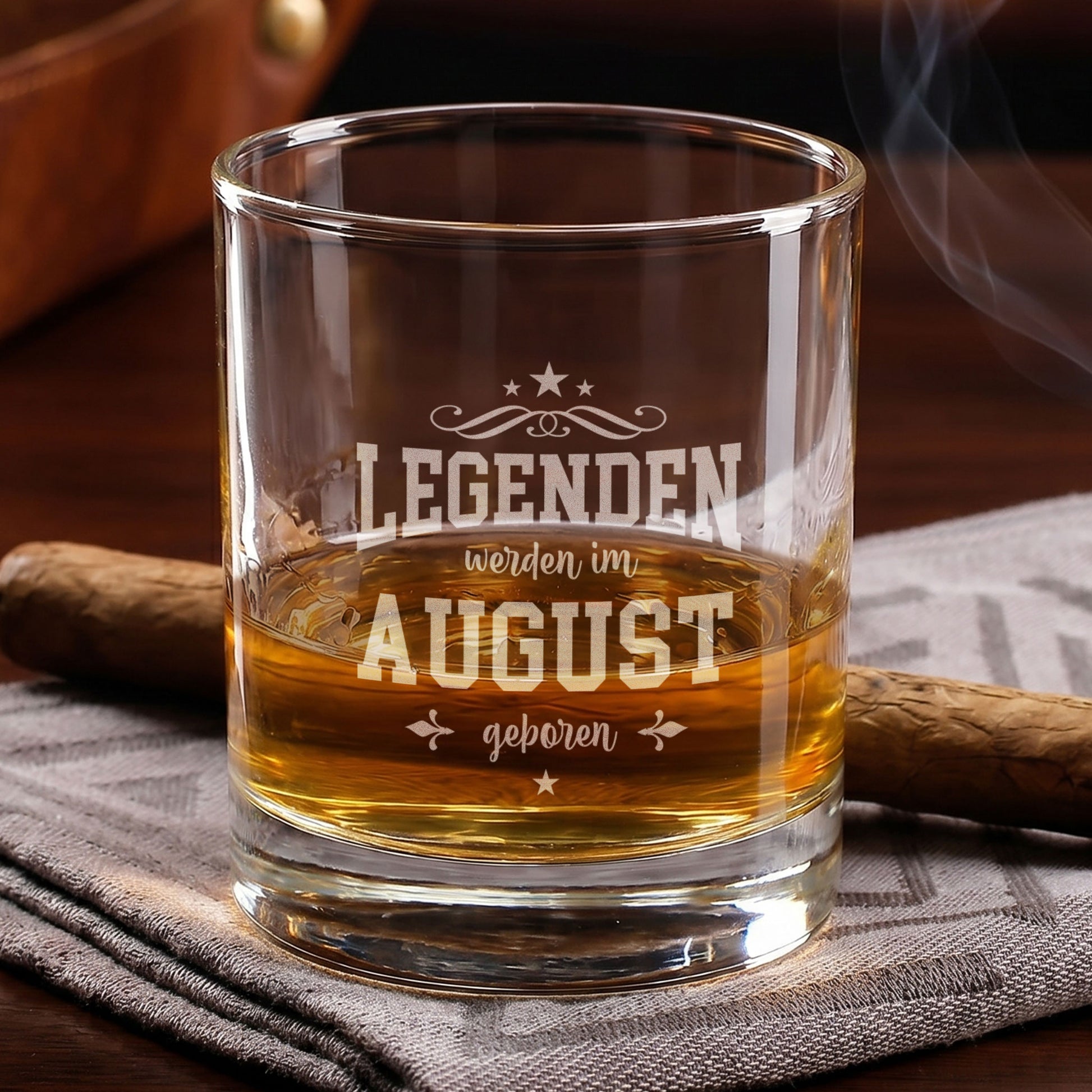 Personalisiertes Whiskyglas mit Gravur Legenden werden im August geboren auf Tisch mit Zigarre