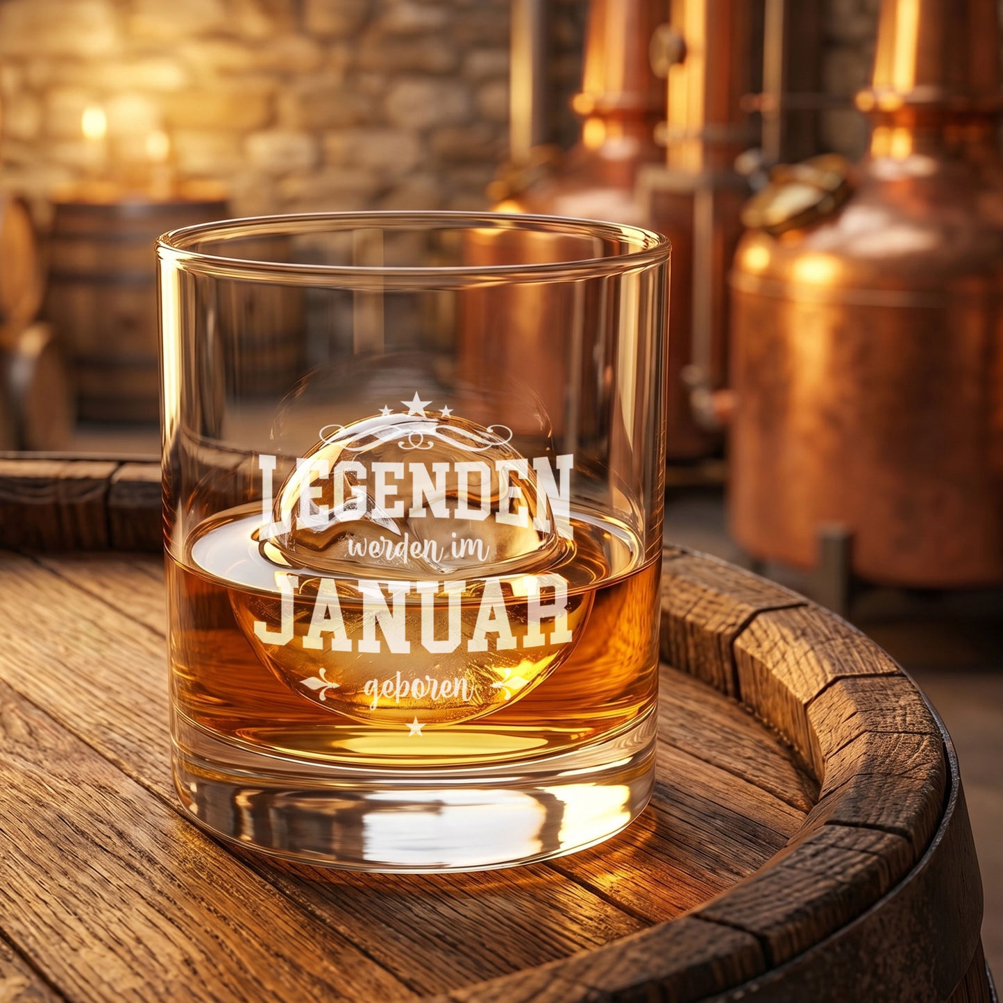 Whiskyglas mit Gravur Legenden werden im Januar geboren vor rustikaler Brennerei-Kulisse