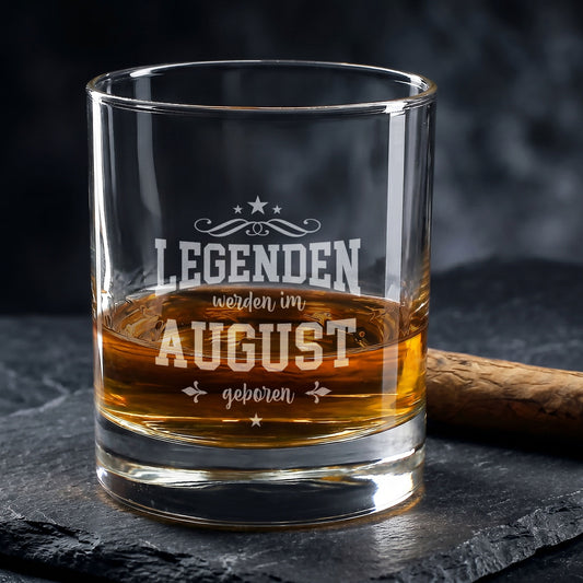 Graviertes Whiskyglas mit Spruch Legenden werden im August geboren auf dunklem Steinuntergrund