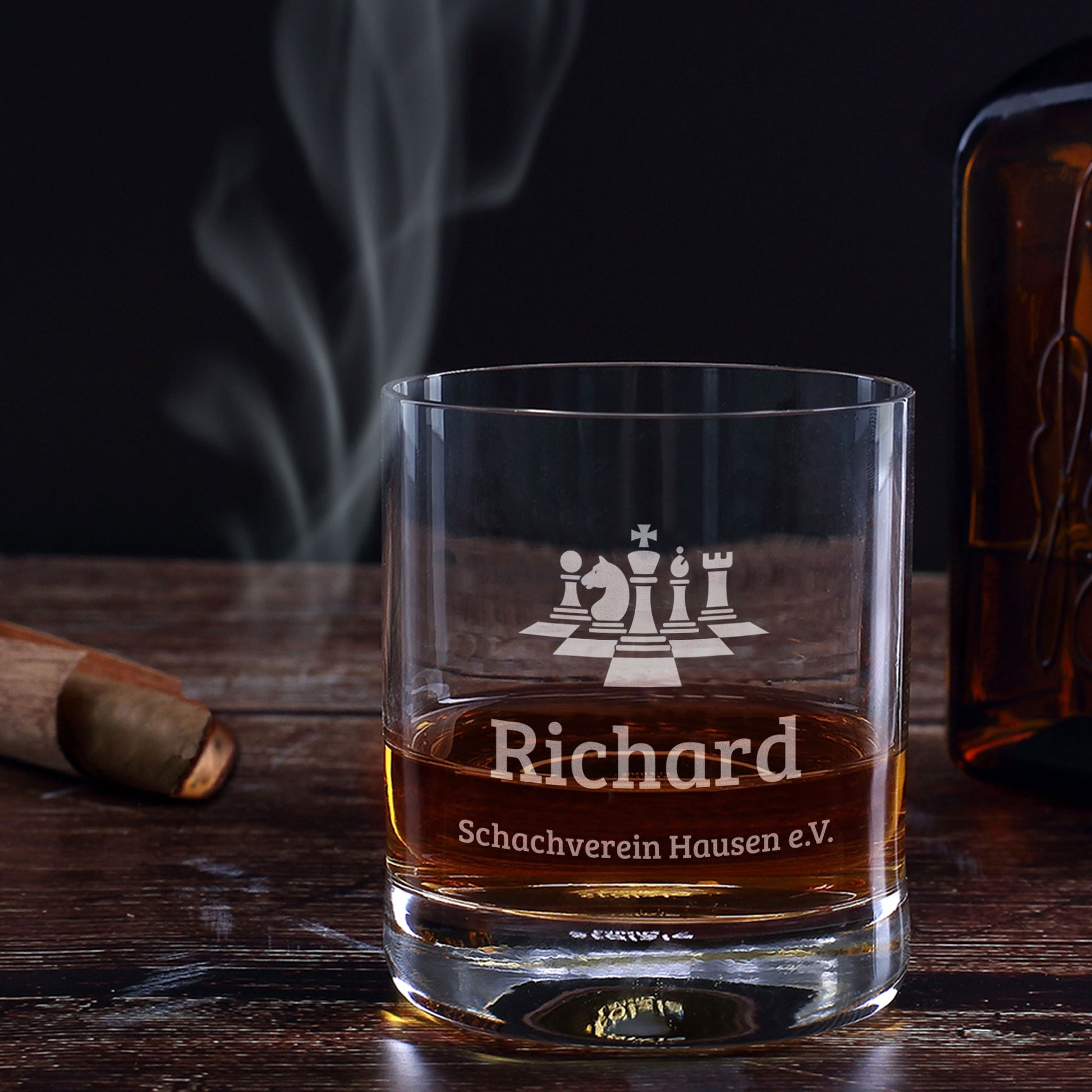 Personalisiertes Whiskeyglas mit Schachmotiv, Name Richard und Wunschtext Schachverein Hausen e.V.