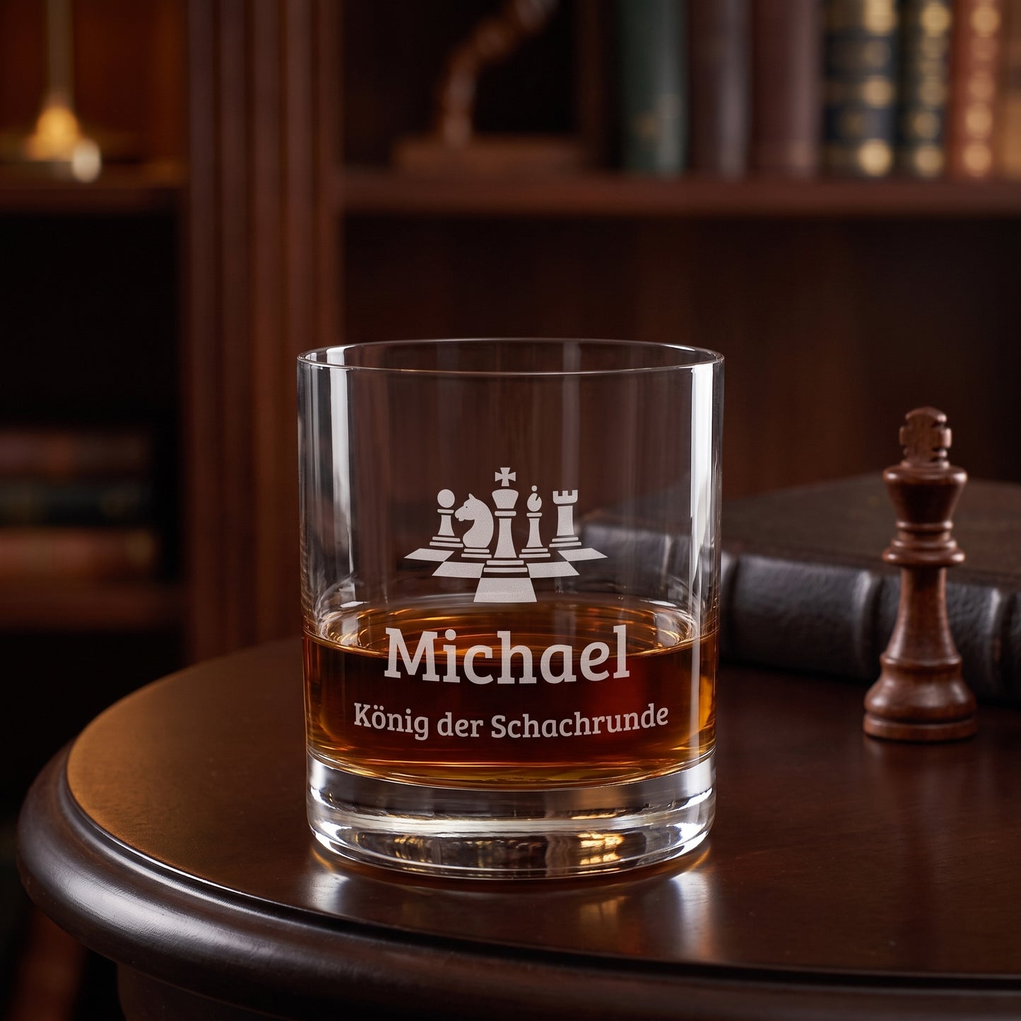 Whiskyglas mit Schach-Gravur, Name Michael und Wunschtext König der Schachrunde neben Schachfigur