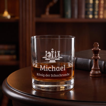 Whiskyglas mit Schach-Gravur, Name Michael und Wunschtext König der Schachrunde neben Schachfigur
