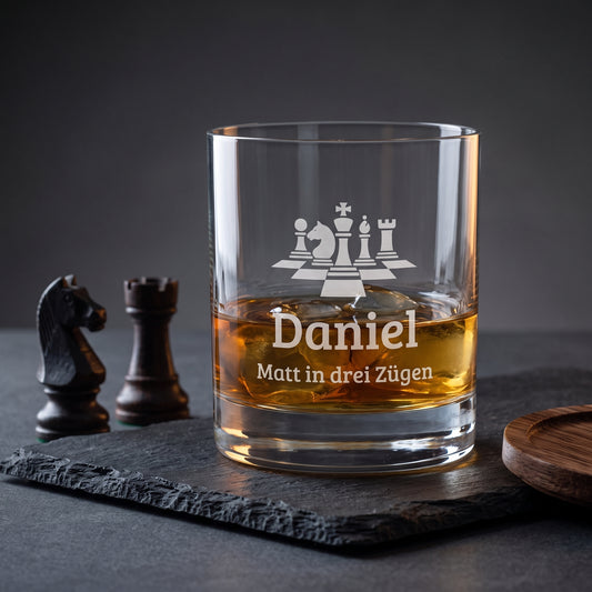 Personalisiertes Whiskeyglas mit Schach-Gravur, Name Daniel und Wunschtext Matt in drei Zügen auf Schieferplatte
