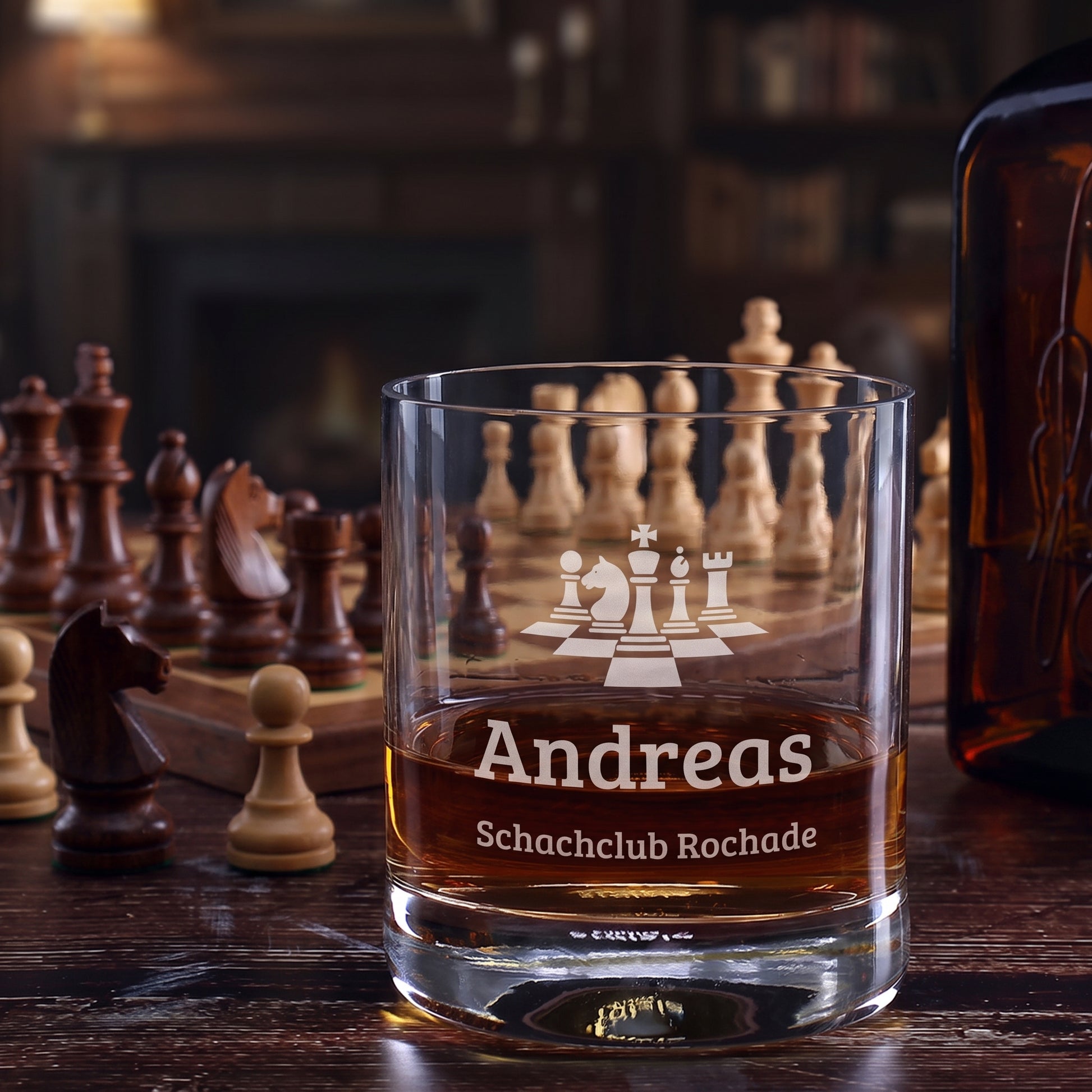 Whiskyglas mit Schachmotiv, Name Andreas und Wunschtext Schachclub Rochade vor Schachbrett