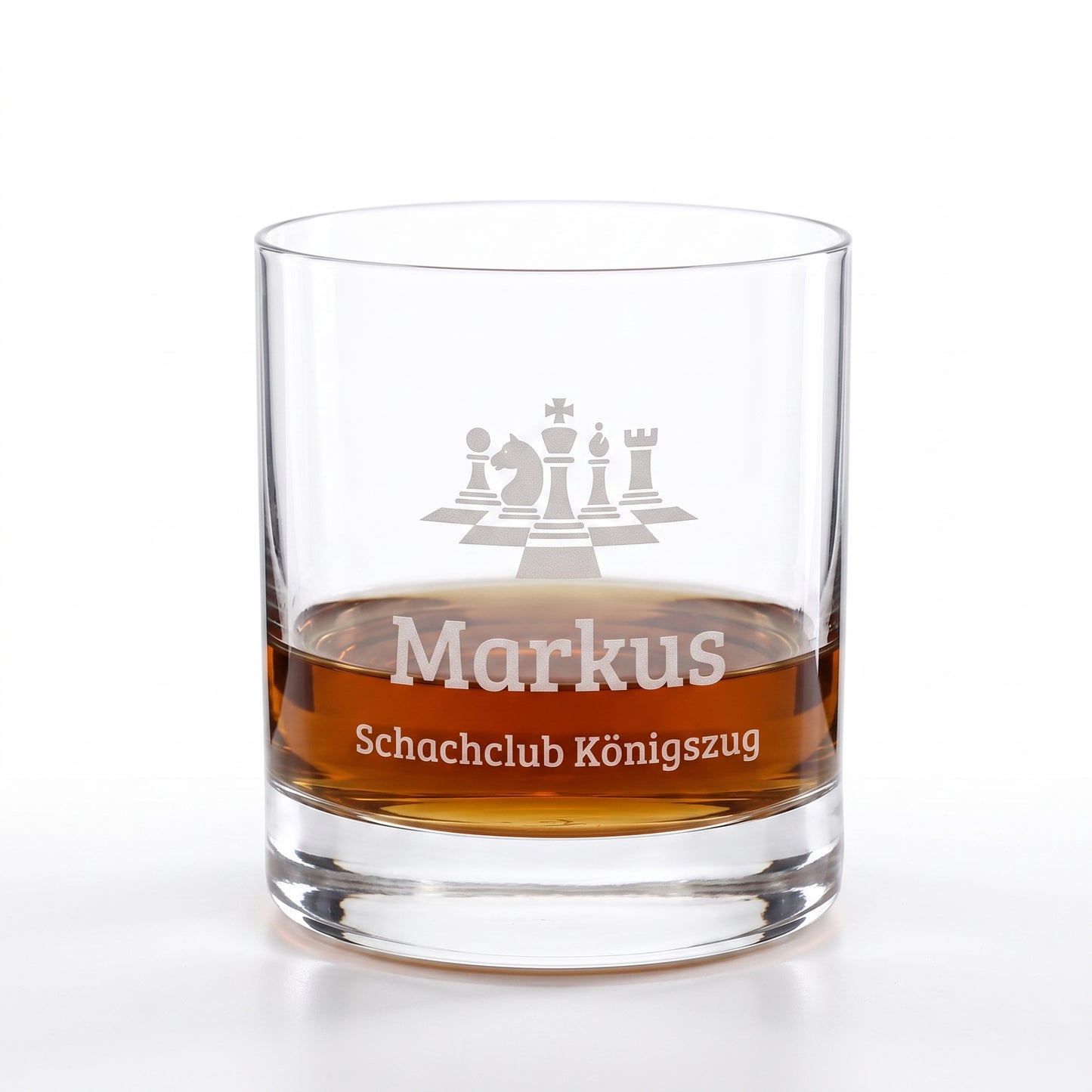 Freigestelltes Whiskeyglas mit Schach-Gravur, Name Markus und Wunschtext Schachclub Königszug