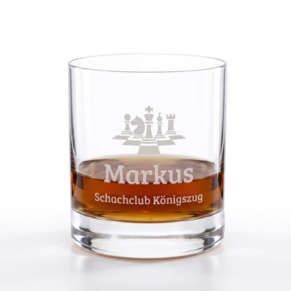 Freigestelltes Whiskeyglas mit Schach-Gravur, Name Markus und Wunschtext Schachclub Königszug