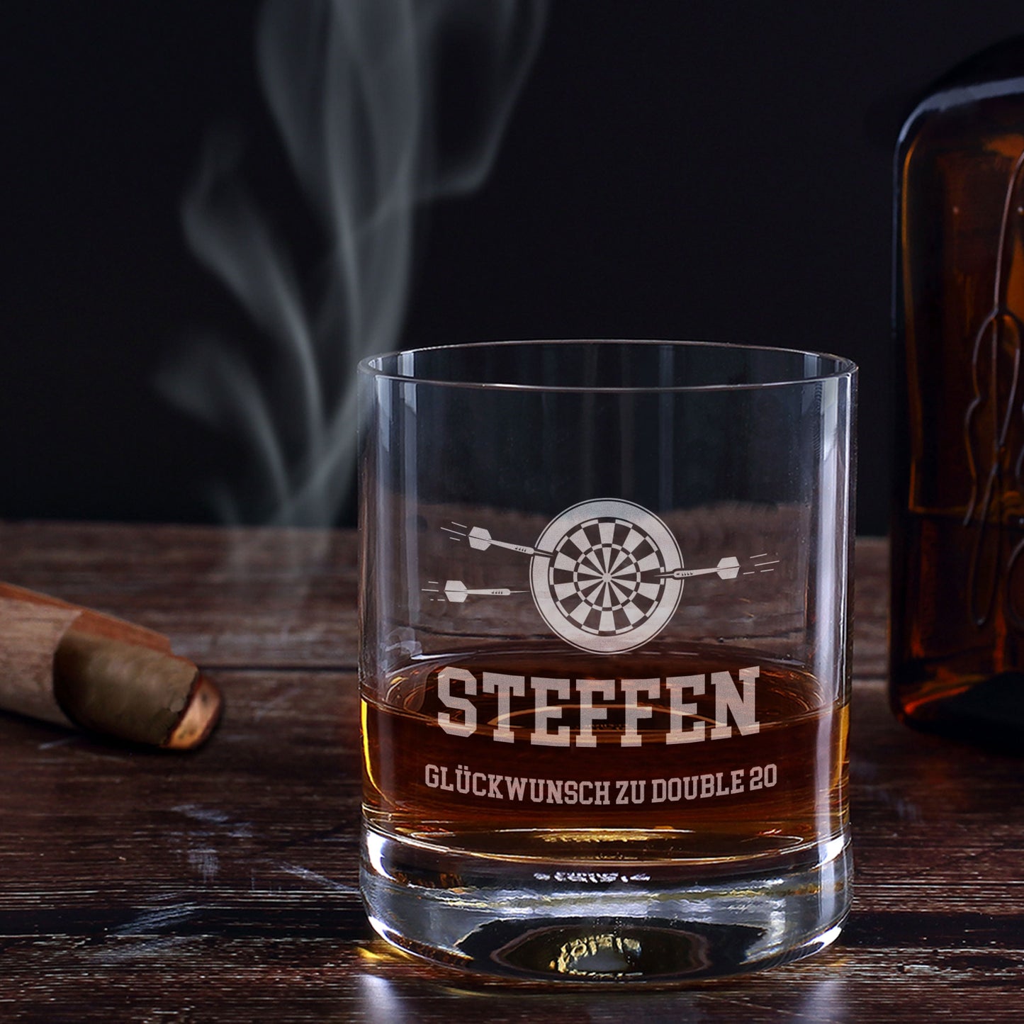 Personalisiertes Whiskeyglas mit Dartboard-Motiv, Name Steffen und Wunschtext Glückwunsch zu Double 20