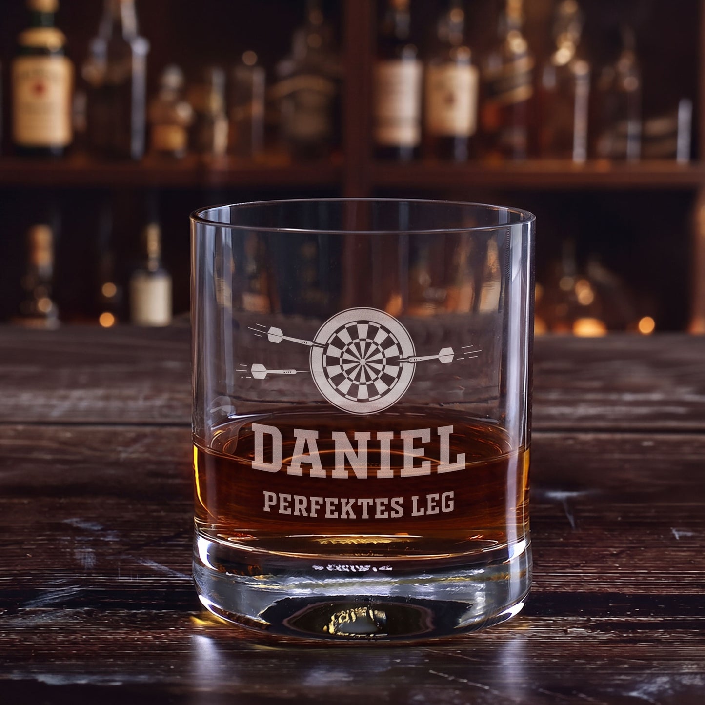 Whiskyglas mit Dartscheiben-Gravur, Name Daniel und Wunschtext Perfektes Leg vor Barregal