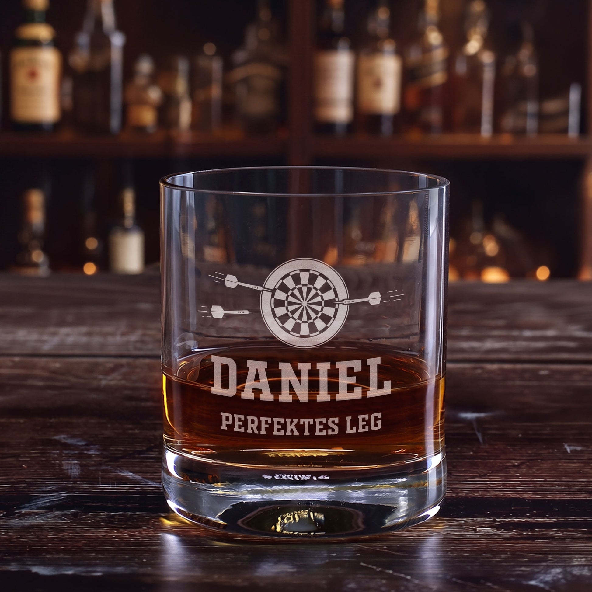 Whiskyglas mit Dartscheiben-Gravur, Name Daniel und Wunschtext Perfektes Leg vor Barregal