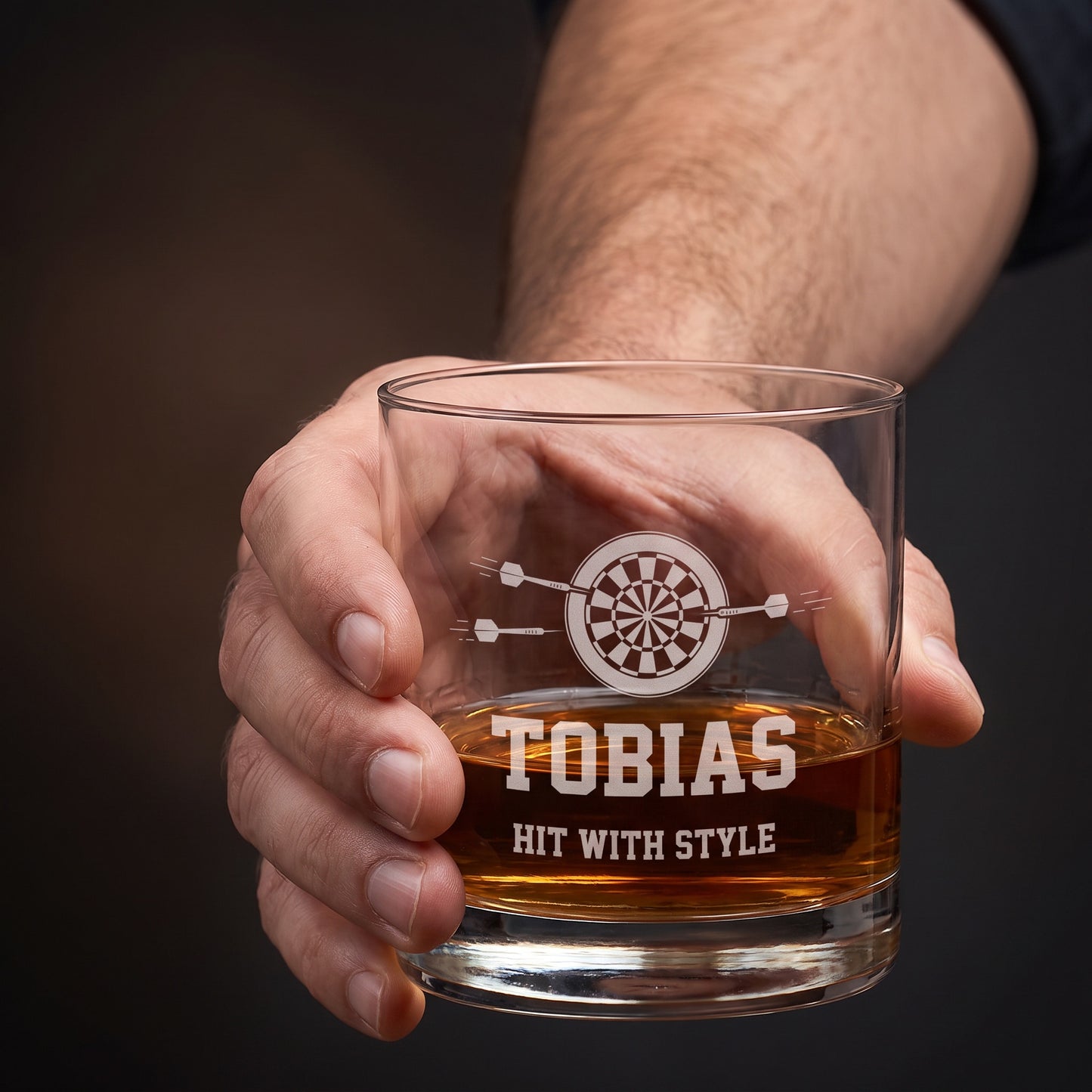 Whiskeyglas mit Dart-Gravur, Name Tobias und Wunschtext Hit with Style in der Hand