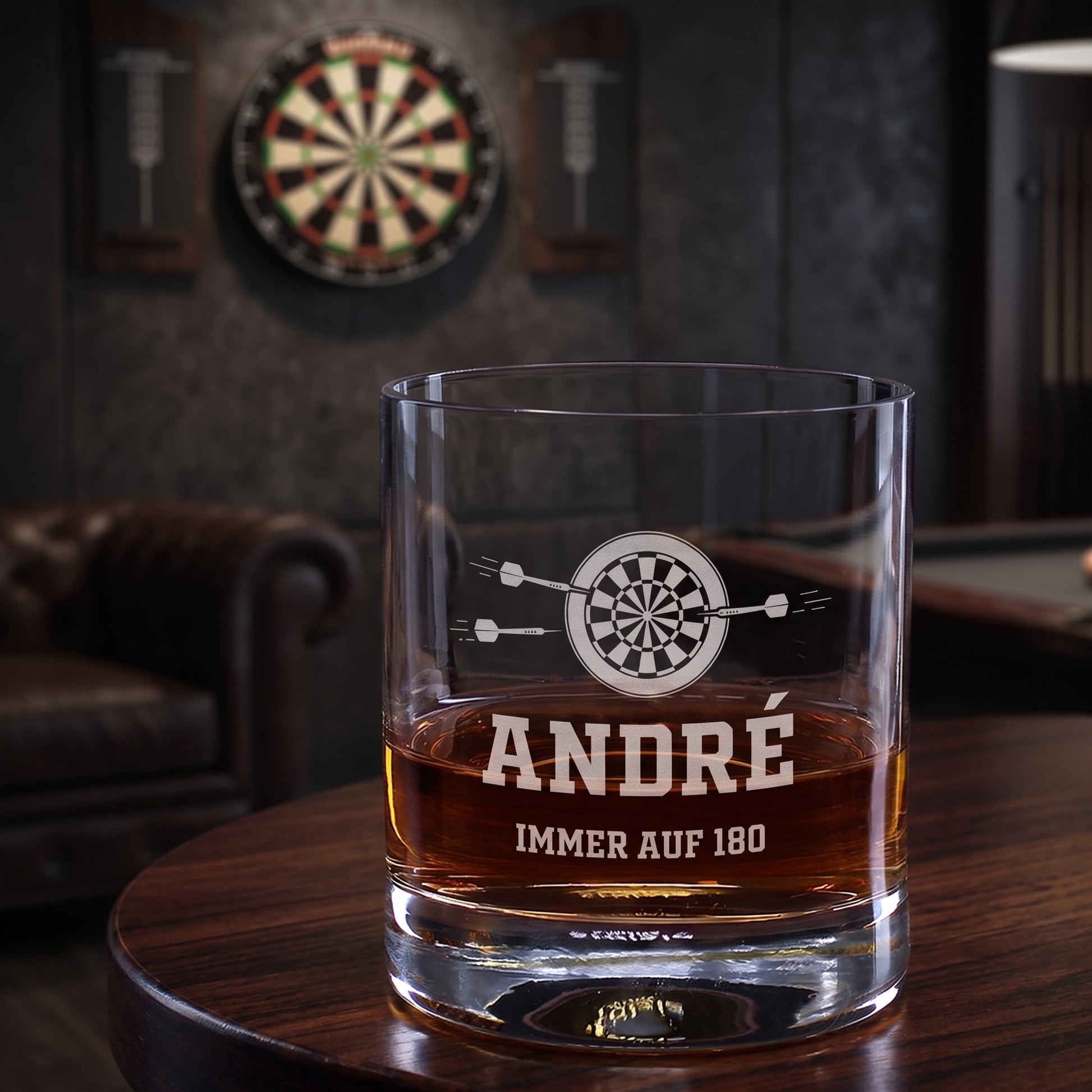 Personalisiertes Whiskeyglas für Dartspieler mit Name André und Wunschtext Immer auf 180 vor Dartscheibe