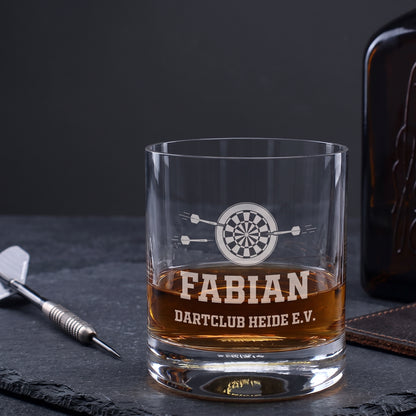 Personalisiertes Whiskyglas mit Dartscheibe, Name Fabian und Wunschtext Dartclub Heide e.V. neben Dartpfeil