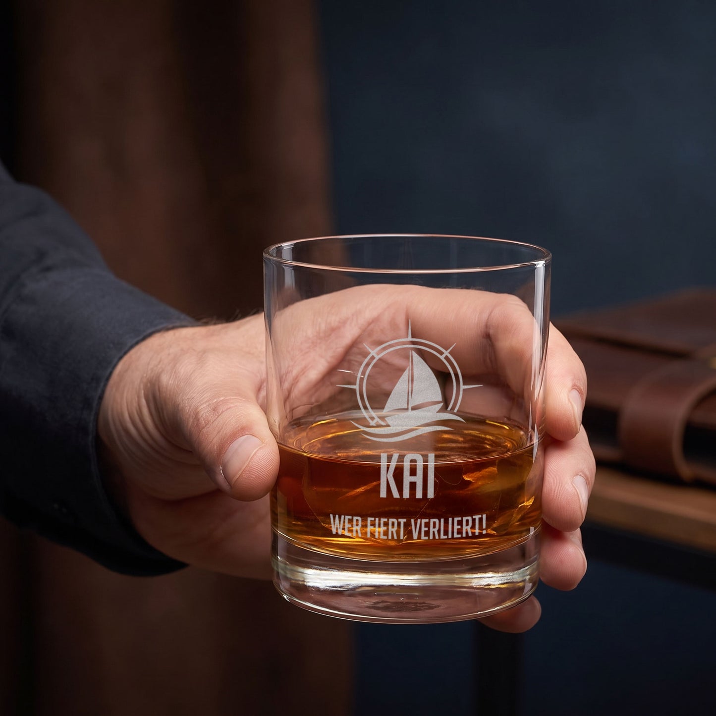 Personalisiertes Whiskeyglas mit Segelboot-Motiv, Name Kai und Wunschtext Wer feiert verliert in der Hand