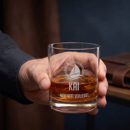 Personalisiertes Whiskeyglas mit Segelboot-Motiv, Name Kai und Wunschtext Wer feiert verliert in der Hand