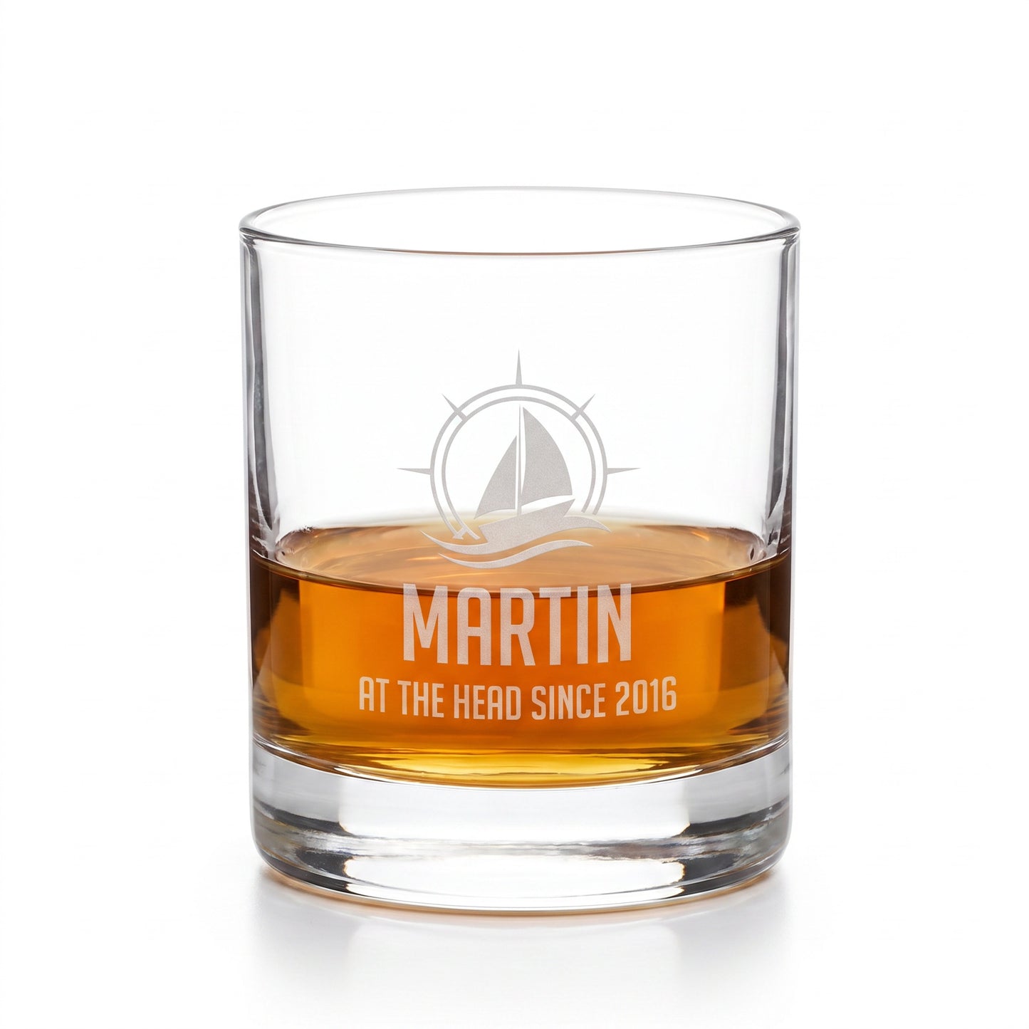 Freigestelltes Whiskyglas mit Segelboot-Gravur, Name Martin und Wunschtext At the Head since 2016