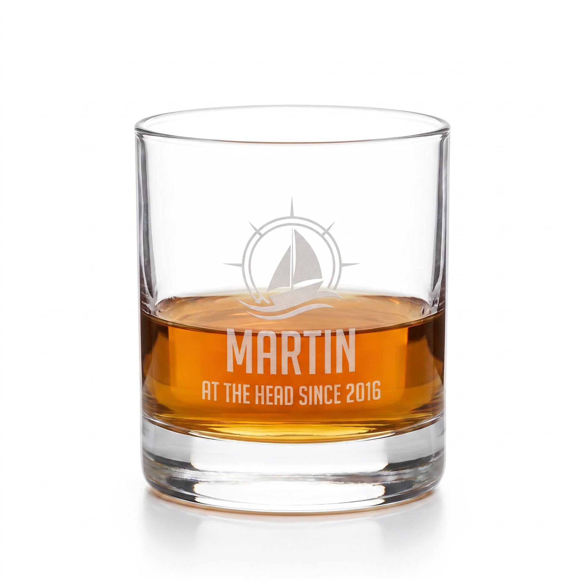 Freigestelltes Whiskyglas mit Segelboot-Gravur, Name Martin und Wunschtext At the Head since 2016