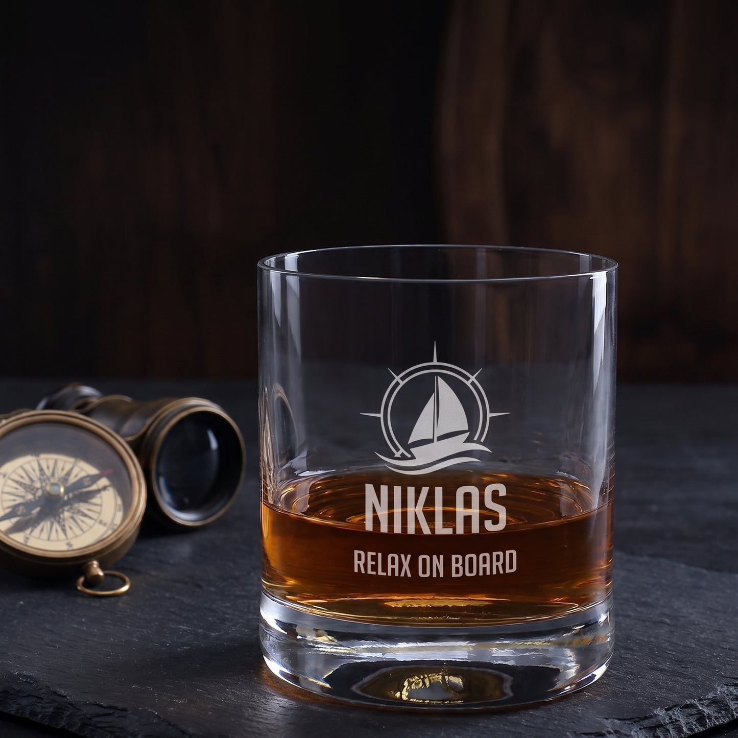 Whiskeyglas mit maritimer Gravur, Name Niklas und Wunschtext Relax on Board neben Kompass