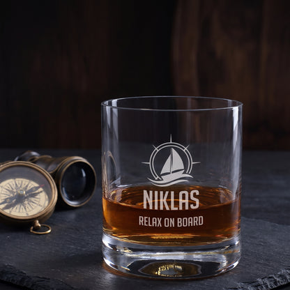 Whiskeyglas mit maritimer Gravur, Name Niklas und Wunschtext Relax on Board neben Kompass