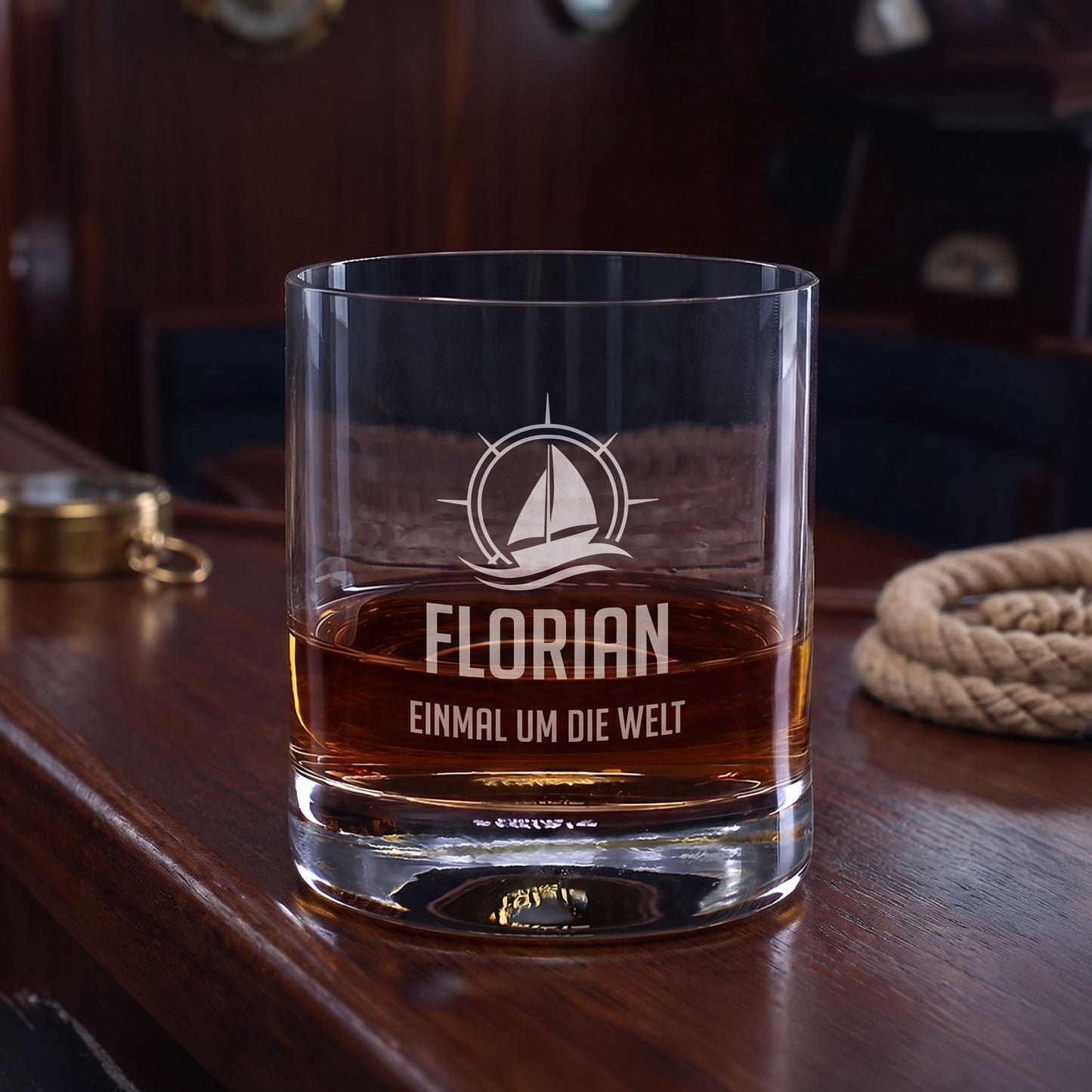 Personalisiertes Whiskyglas mit Segelboot, Name Florian und Wunschtext Einmal um die Welt auf Bootstisch