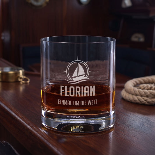Personalisiertes Whiskyglas mit Segelboot, Name Florian und Wunschtext Einmal um die Welt auf Bootstisch