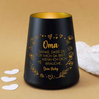 Schwarzes Windlicht mit Gravur Oma und personalisiertem Namen auf goldenem Hintergrund