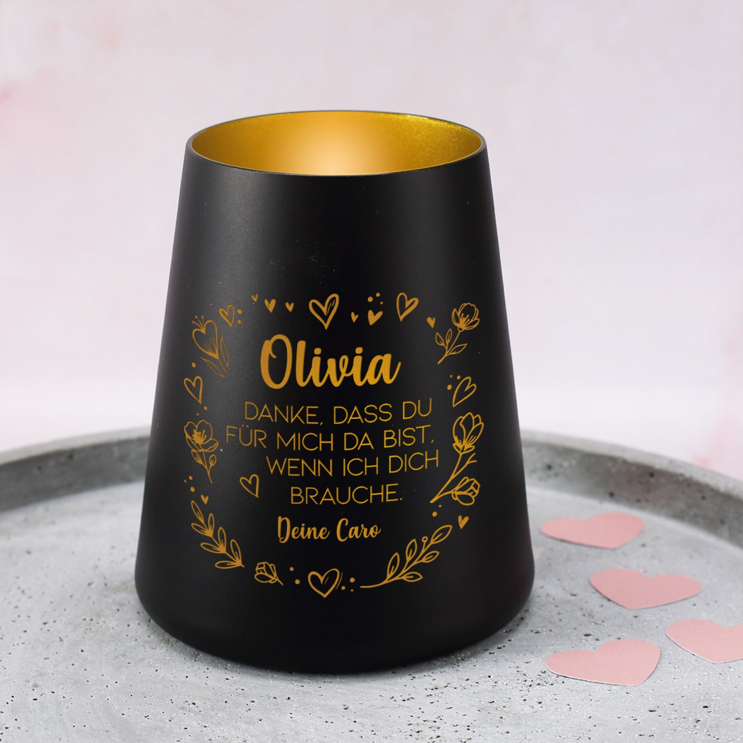 Schwarzes Teelichtglas mit Name Olivia und liebevoller Gravur mit Blumenkranz