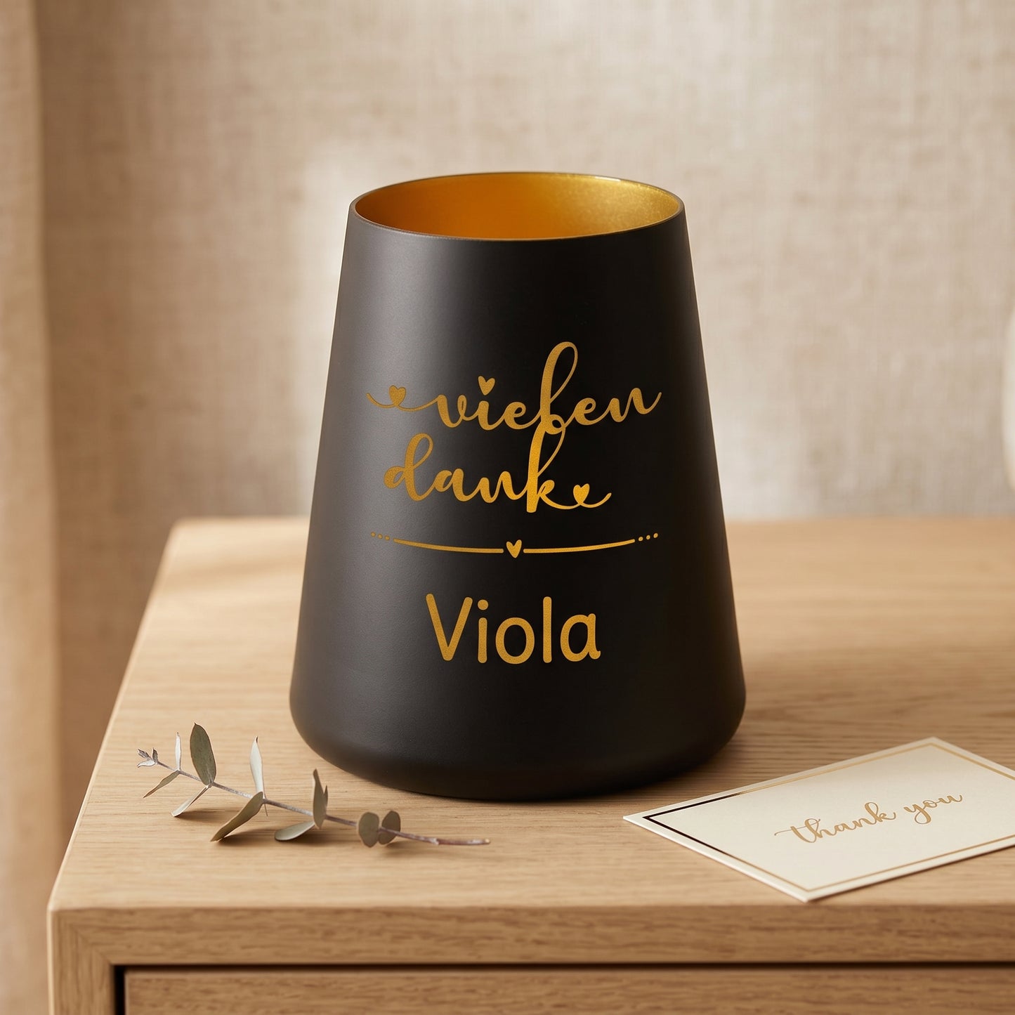 Schwarzes Dankeschön Windlicht mit Name Viola, goldfarbener Innenseite und dekorativer Karte