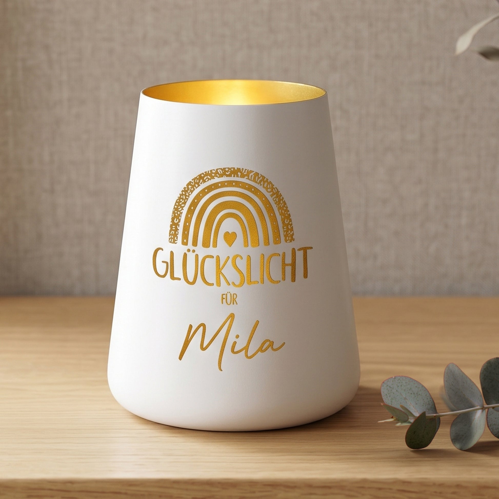 Weißes Glückslicht Windlicht mit Name Mila, Regenbogen-Motiv und Eukalyptus-Dekoration