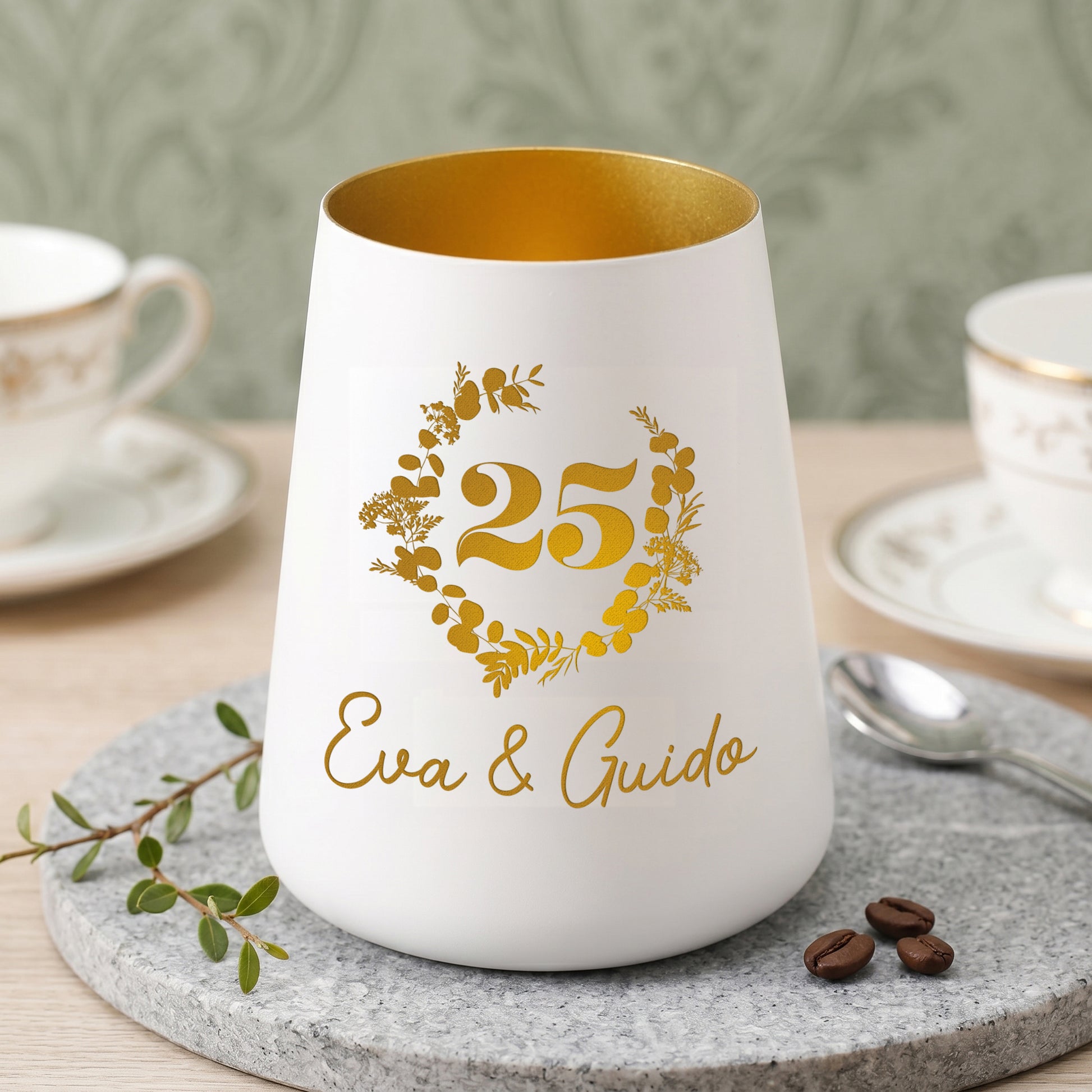 Windlicht zur Silberhochzeit mit goldener Innenseite, Zahl 25, Blumenkranz und Namen Eva & Guido