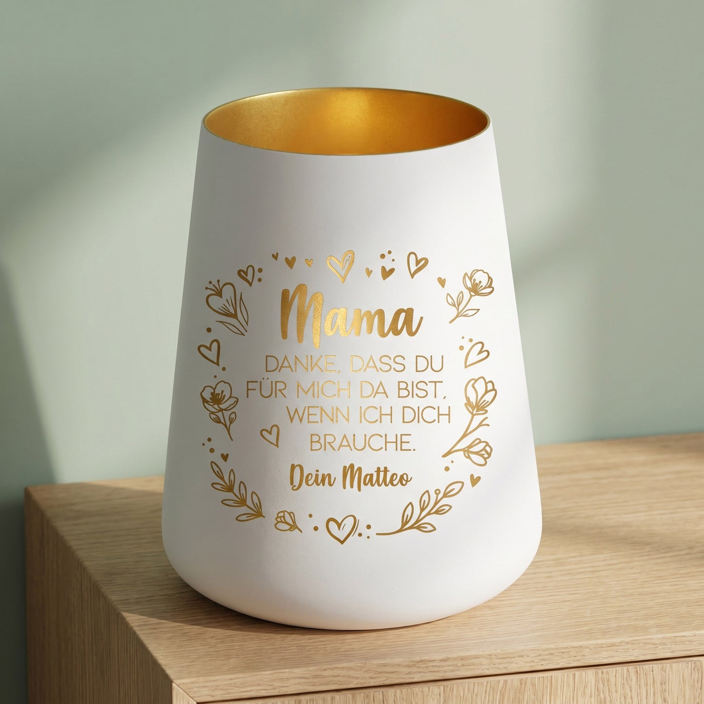 Weißes Windlicht mit goldener Innenseite und Gravur Mama mit Wunschtext und Name