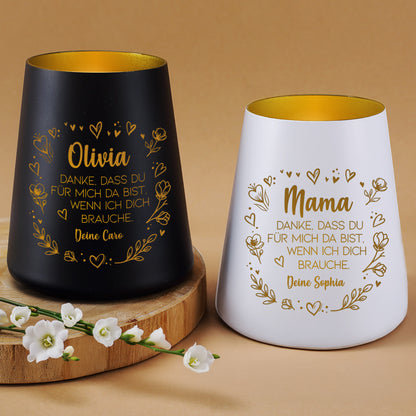 Schwarzes und weißes personalisiertes Windlicht im Vergleich mit Gravur und Blumenmotiv