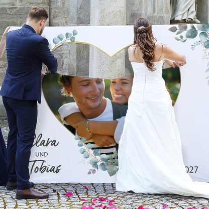 Brautpaar schneidet personalisiertes Hochzeitsbanner mit Foto, Namen Clara und Tobias und Hochzeitsdatum aus