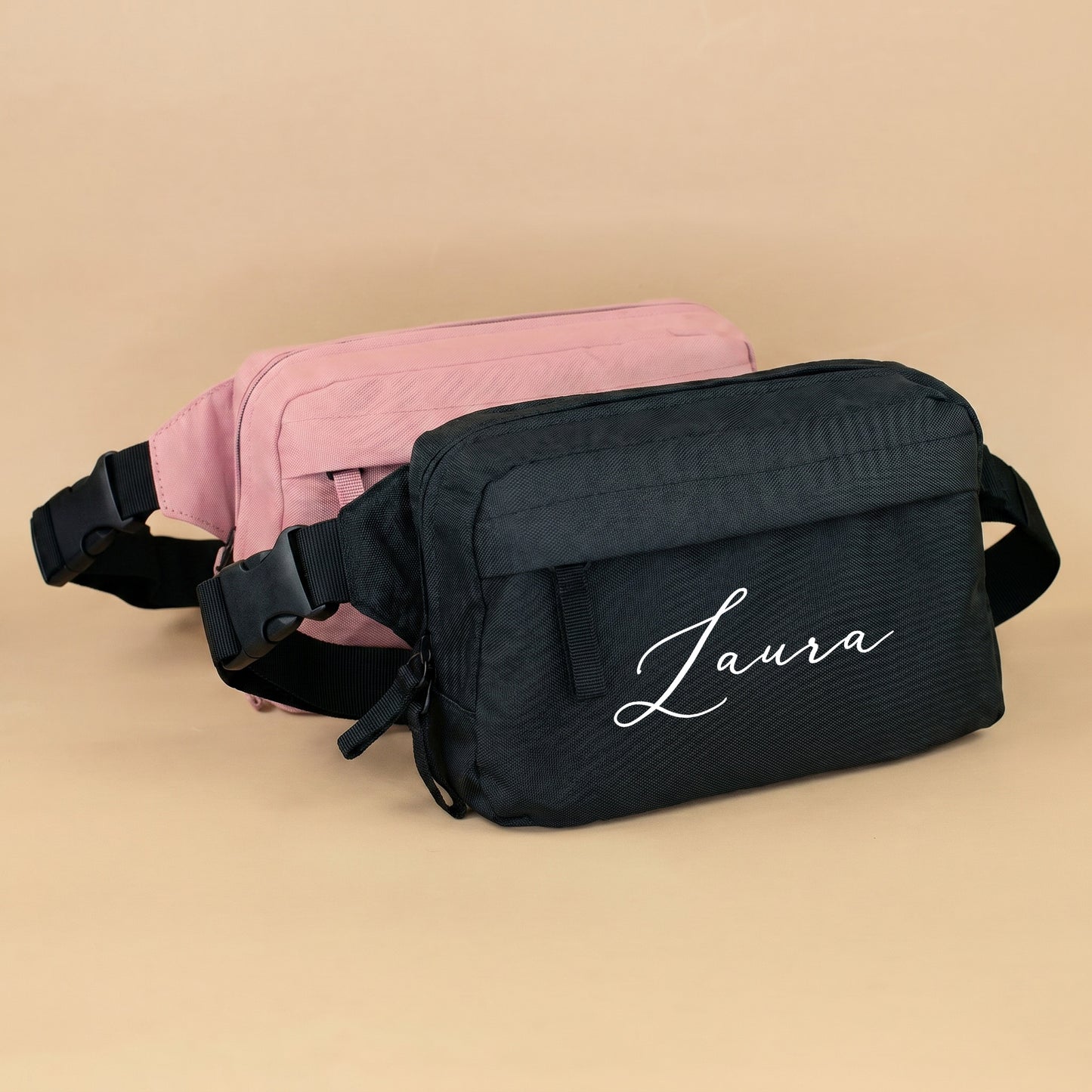 Personalisierte Bauchtasche für Frauen mit Name Laura, schwarze Tasche mit altrosa Variante im Hintergrund