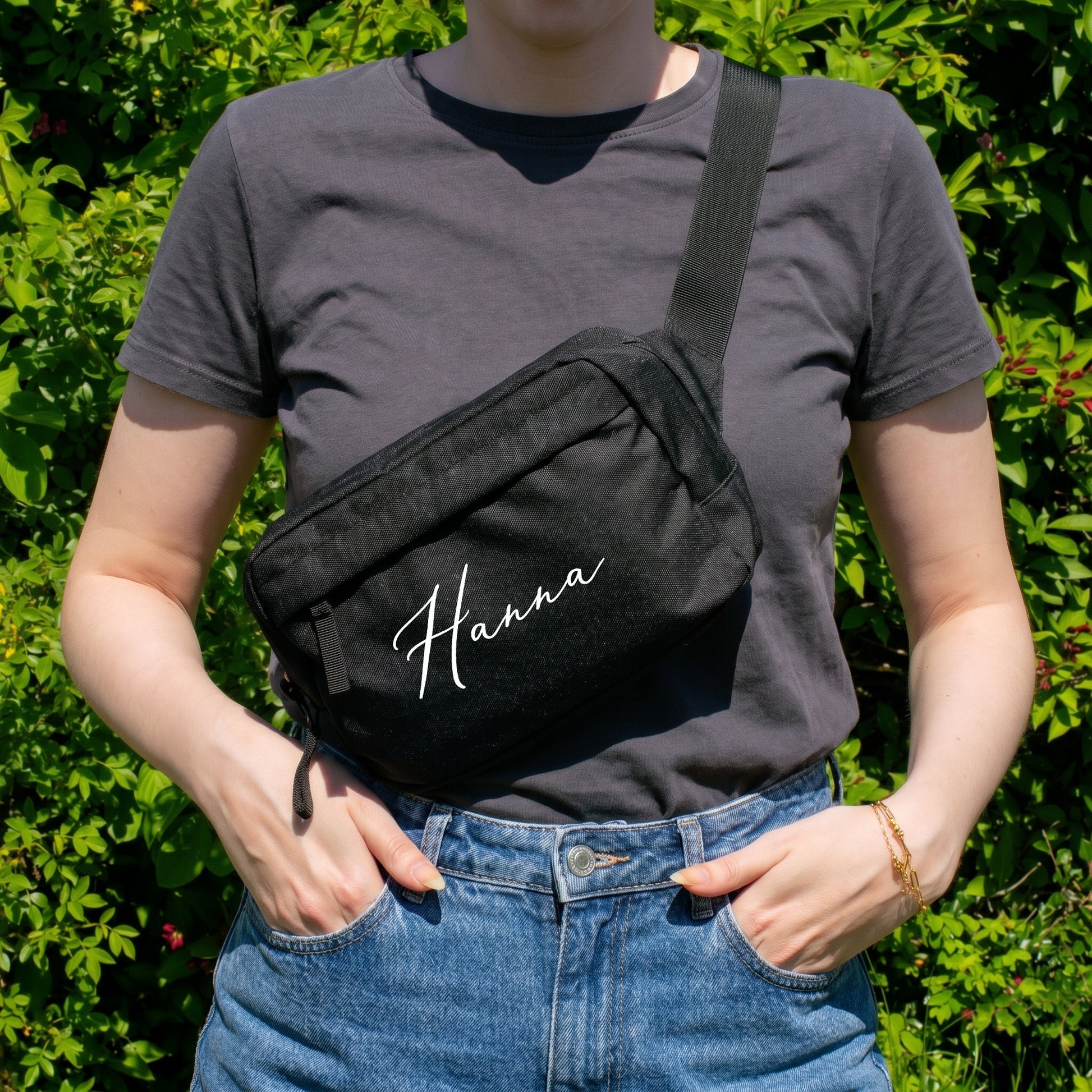 Personalisierte schwarze Umhängetasche mit Name Hanna, getragen als Crossbody Bag