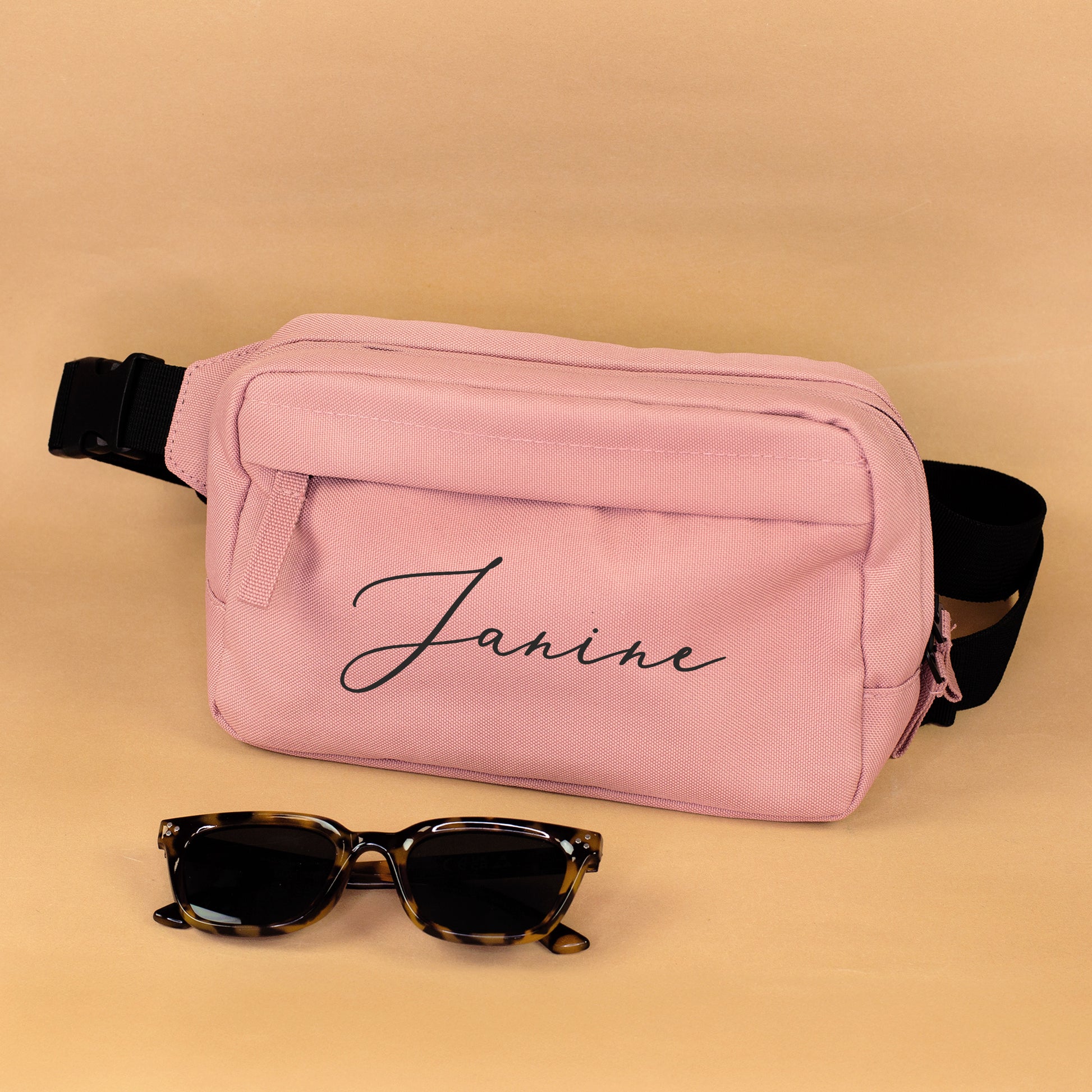 Altrosa Bauchtasche mit Name Janine und Sonnenbrille, personalisierte Gürteltasche für Frauen