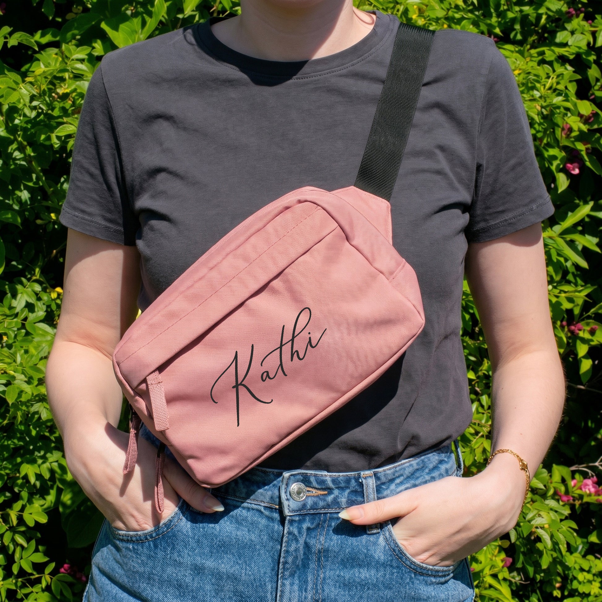 Altrosa Bauchtasche mit Name Kathi, getragen als Crossbody Tasche im Alltag