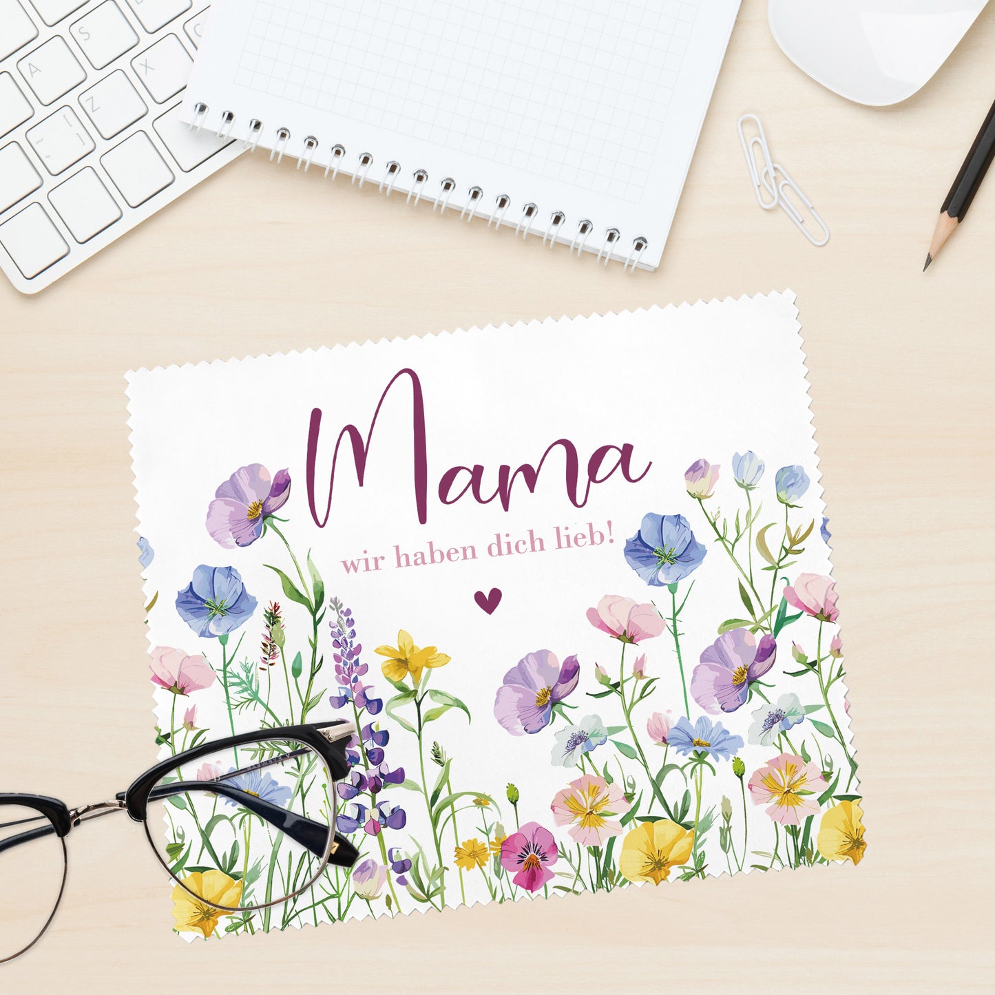 Personalisiertes Brillenputztuch Mama „wir haben dich lieb“ mit Blumenmotiv und Brille daneben