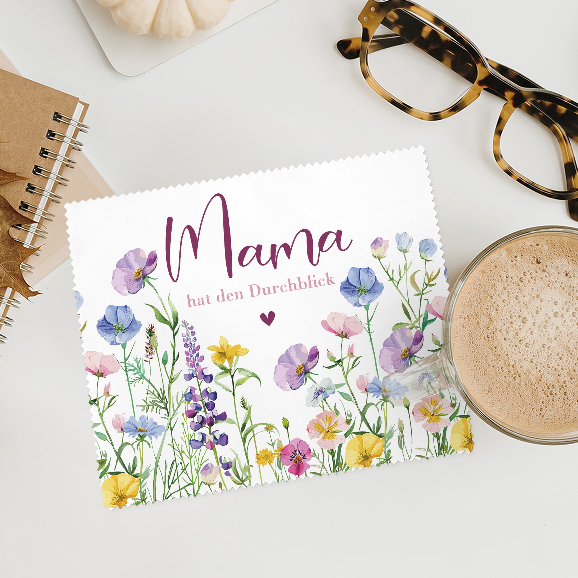 Brillenputztuch Mama „hat den Durchblick“ mit Blumen und Kaffeetasse dekoriert