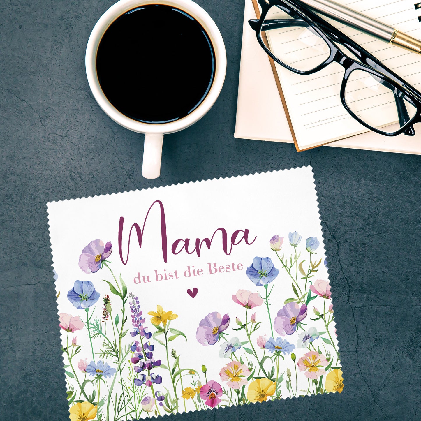 Mikrofasertuch für Mama mit Blumenmotiv und Spruch „du bist die Beste“ neben Brille und Notizbuch