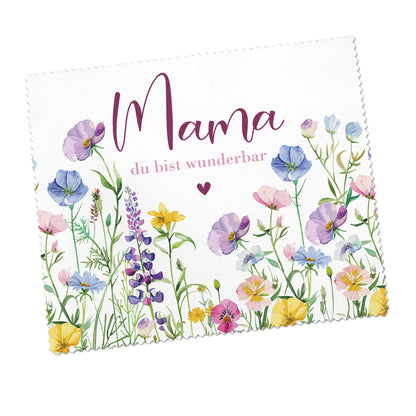 Detailansicht Brillenputztuch Mama mit Herz und bunten Blumen als Druckmotiv