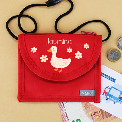 Roter Brustbeutel mit Name Jasmina, Ente und Blumen neben Geld und Schülerticket