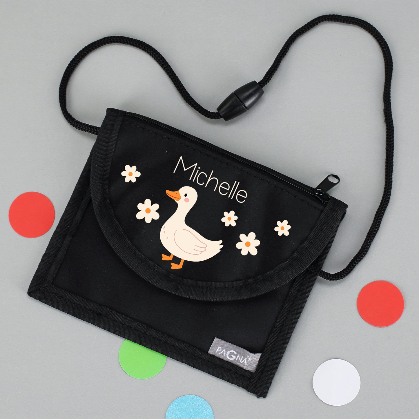 Schwarzer Brustbeutel mit Name Michelle, Enten-Motiv und Blumen auf grauem Hintergrund