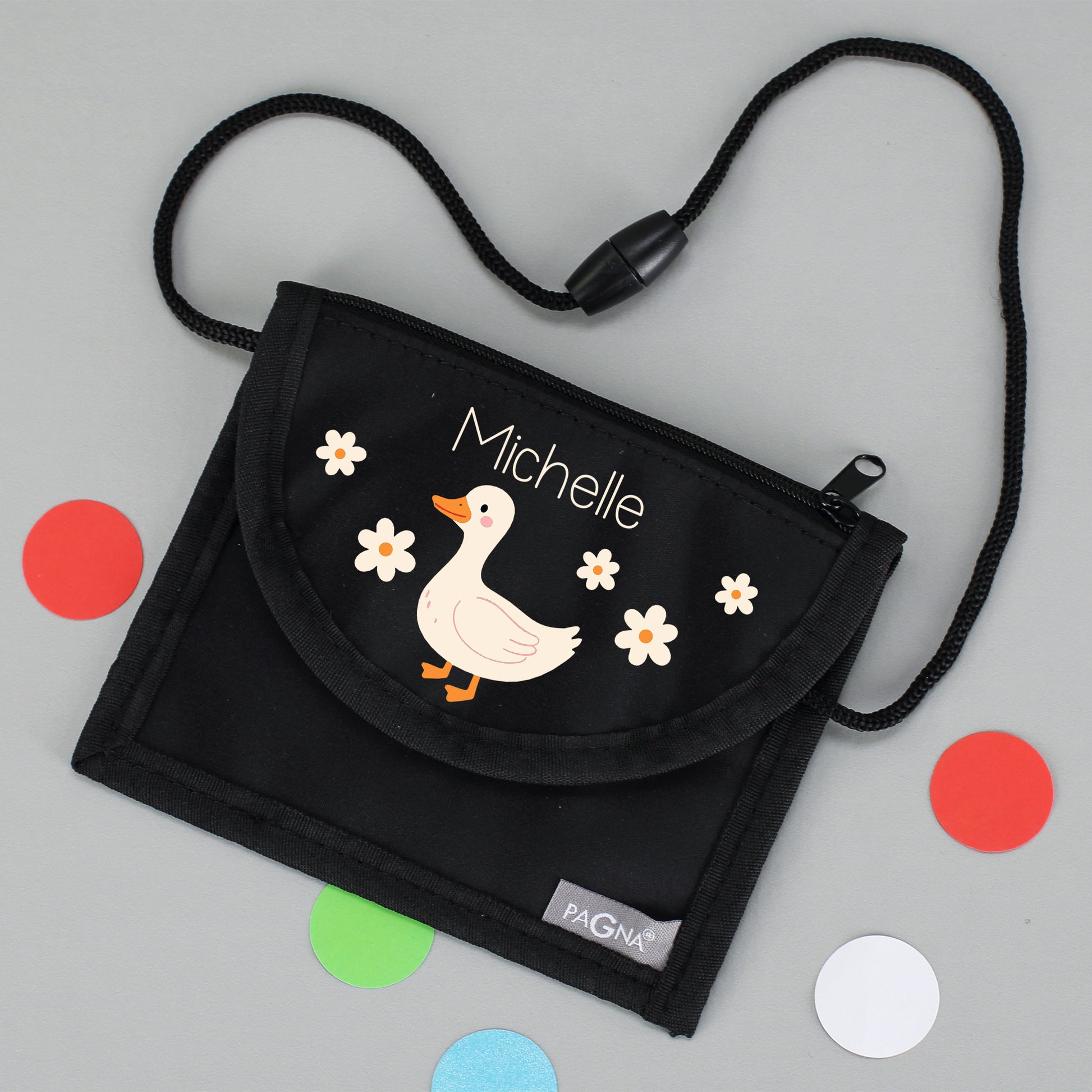 Schwarzer Brustbeutel mit Name Michelle, Enten-Motiv und Blumen auf grauem Hintergrund